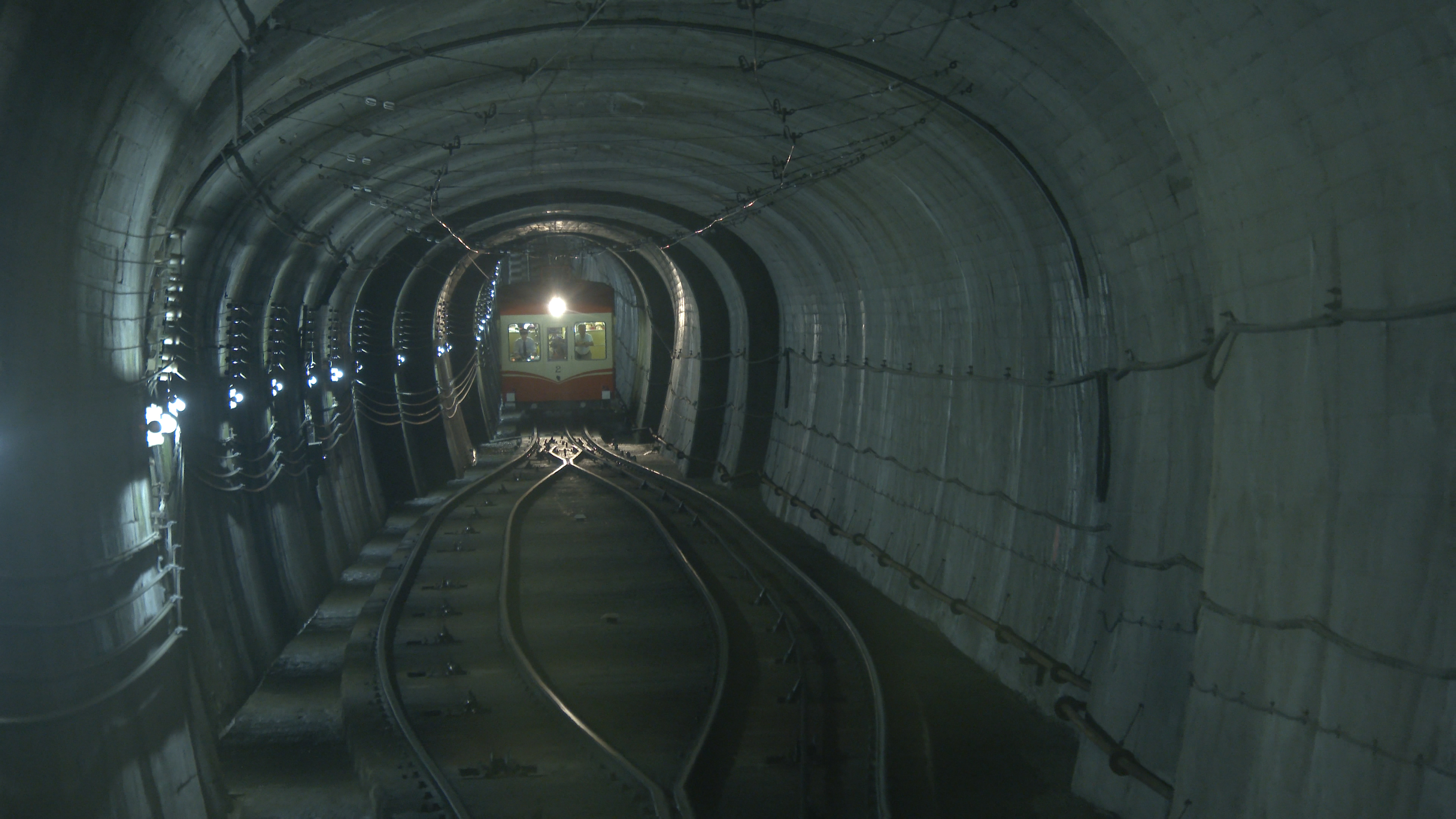 黒部ケーブルカーのトンネル