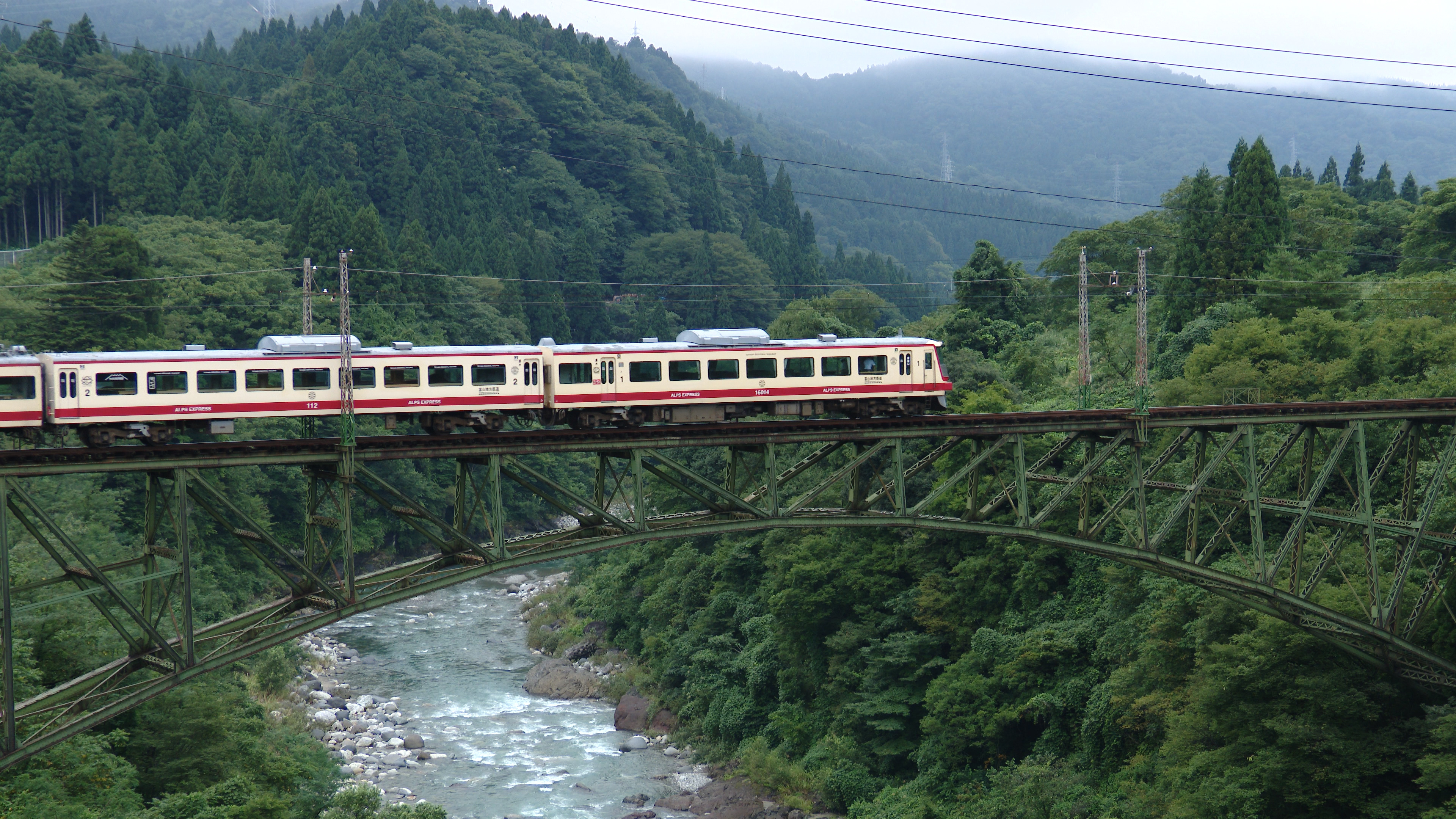 富山にはいろいろな電車が走っている。